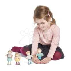 Holzfigur Mutter Mit Baby Mrs. Goodwood Tender Leaf Toys In Einem Pullover Und Einem Känguru -Tender Leaf tl8143 tl8144 tl8145 tl8146 b tender leaf 1