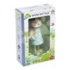 Holzfigur Mutter Mit Baby Mrs. Goodwood Tender Leaf Toys In Einem Pullover Und Einem Känguru
