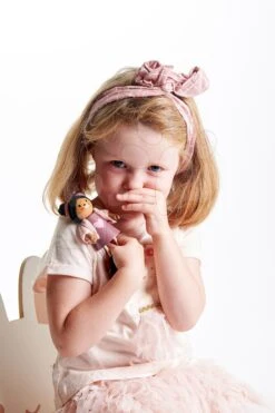 Holzfigur Mit Katze Freundin Ayana Tender Leaf Toys In Einem Rosa Mantel