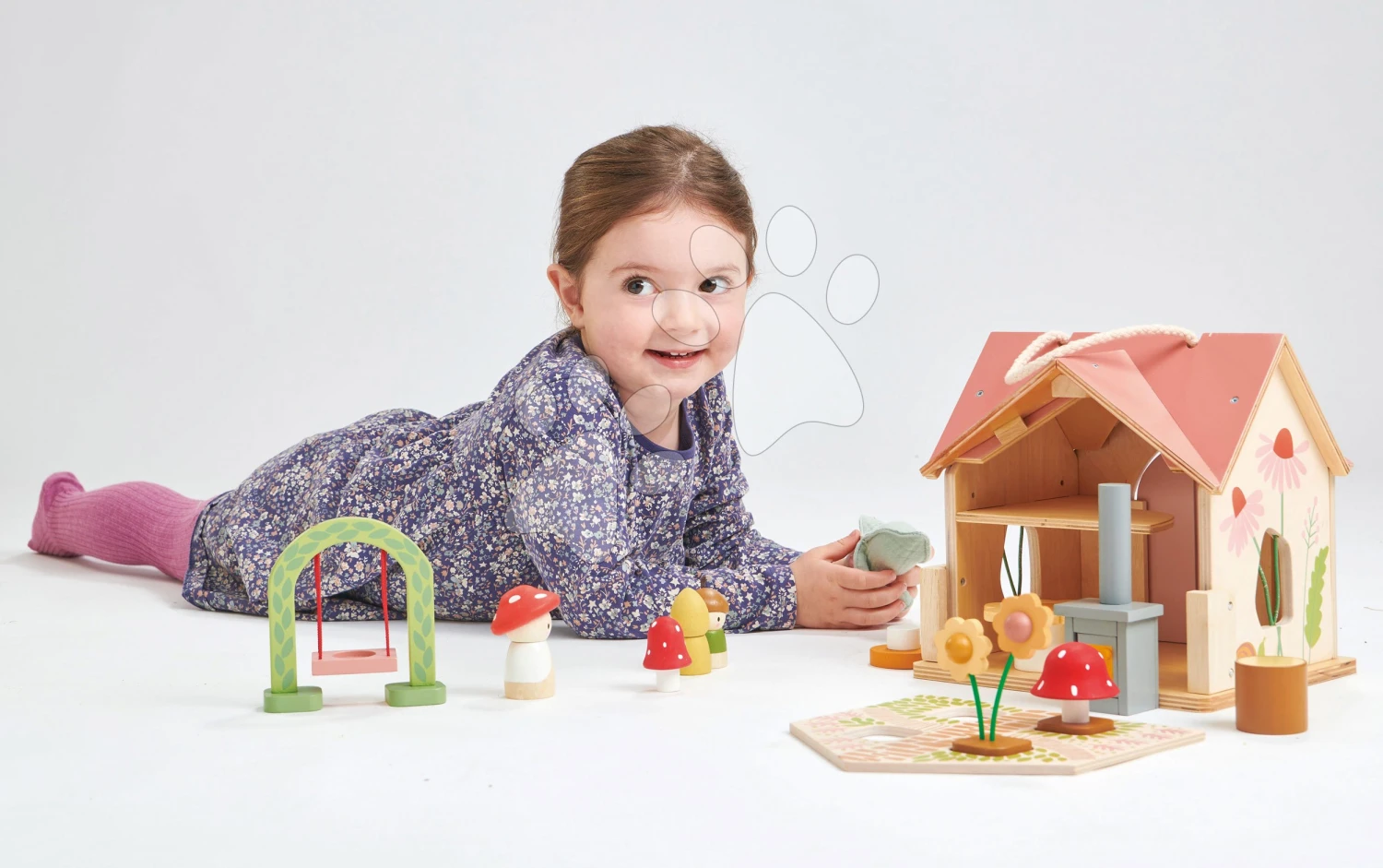 Waldhaus Aus Holz Rosewood Cottage Tender Leaf Toys Mit Schaukel Garten Und 4 Figuren 2 Waldhaus Aus Holz Rosewood Cottage Tender Leaf Toys Mit Schaukel Garten Und 4 Figuren – Bild 2