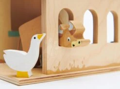 Holzbauernhof Mit Zaun Tender Leaf Toys Bauernhof Mit Haustieren Und Ihren Scheunen
