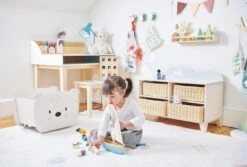 Holzskasten Mit Häschen Bunny Storage Unit Tender Leaf Toys Mit 4 Gestrickten Aufbewahrungskörben -Tender Leaf tl8820 k tender leaf storage